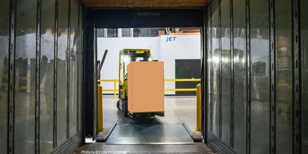 Jet-warehouse-fork-lift-unloading-truck